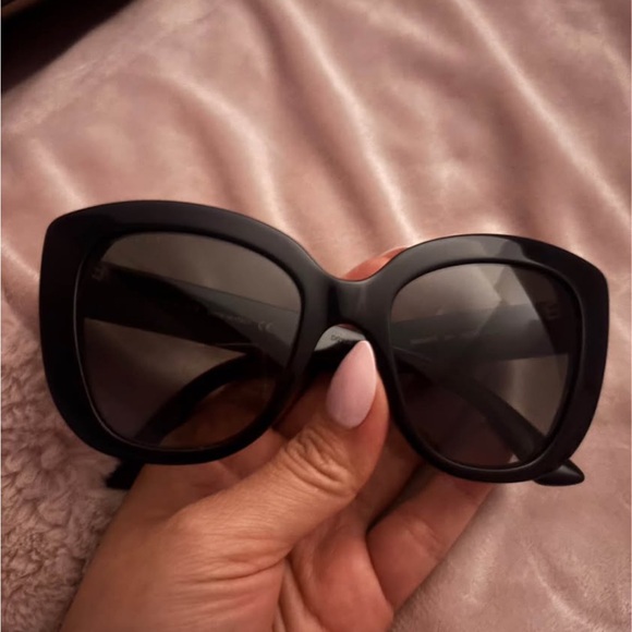 Gucci Black Square Sunglasses with Gold GG Emblems - Picture 2 of 7